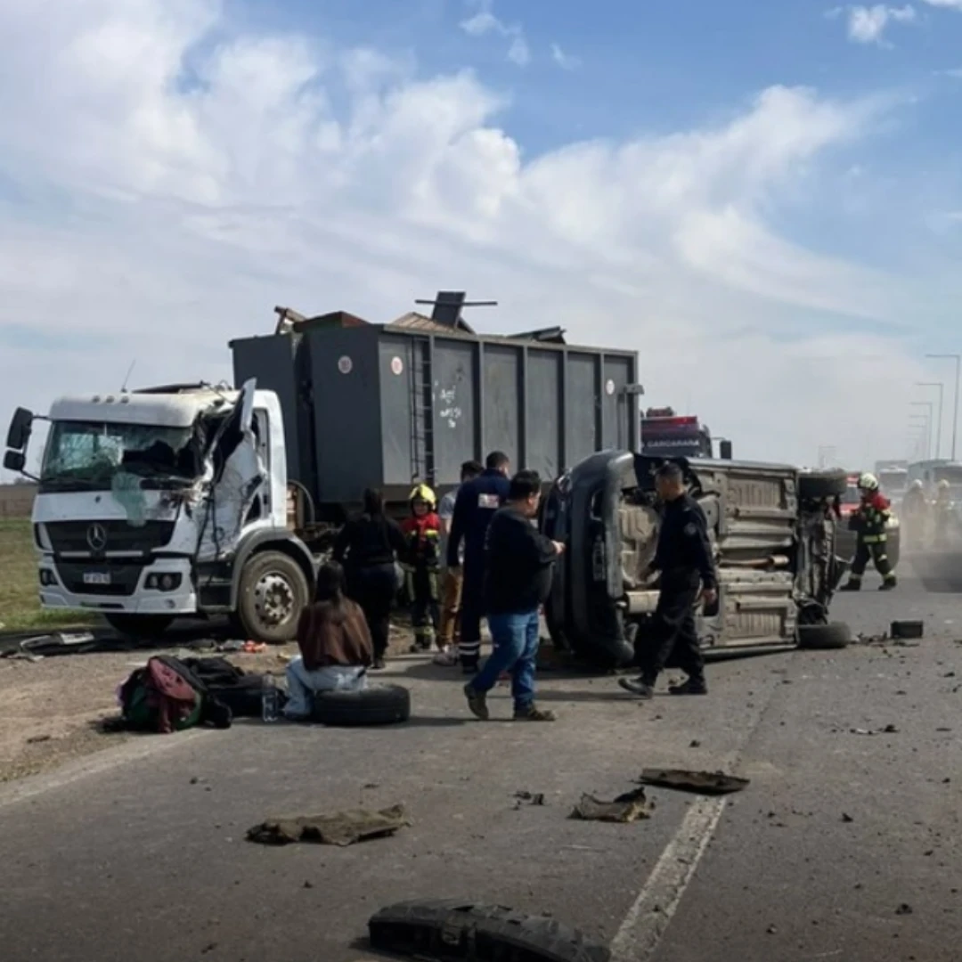 UN AUTO DESPISTÓ, CRUZÓ DE MANO Y CHOCÓ CONTRA UN CAMIÓN EN LA AUTOPISTA ROSARIO-CÓRDOBA