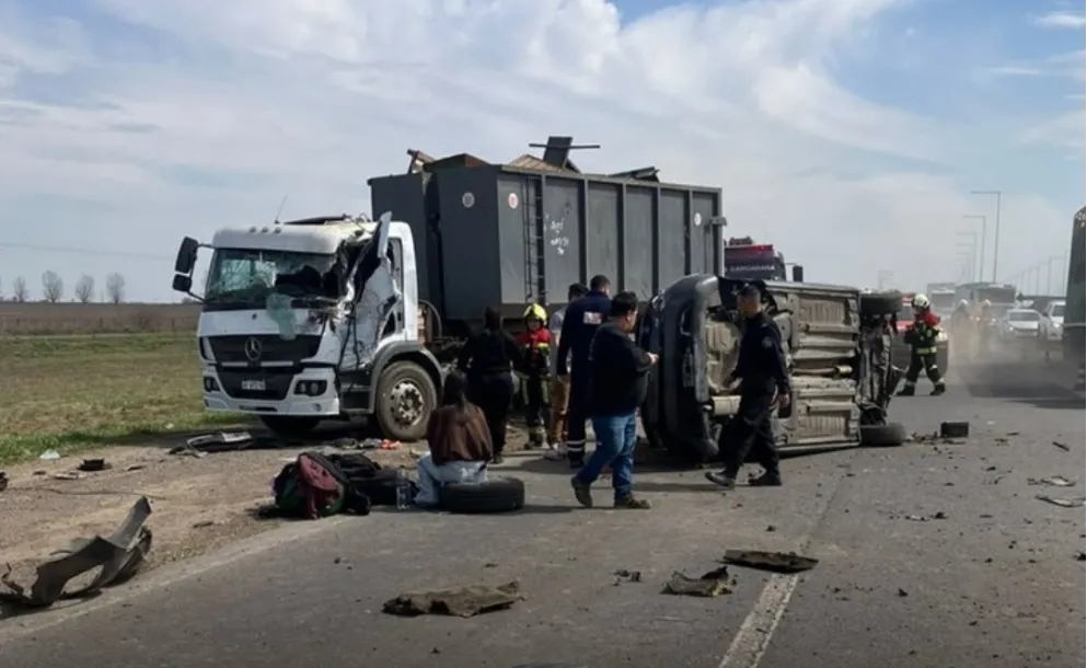 UN AUTO DESPISTÓ, CRUZÓ DE MANO Y CHOCÓ CONTRA UN CAMIÓN EN LA AUTOPISTA ROSARIO-CÓRDOBA