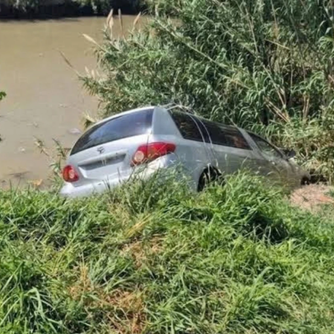 SAN LORENZO: UN COCHE FÚNEBRE TERMINÓ EN UNA BARRANCA CERCA DEL ARROYO