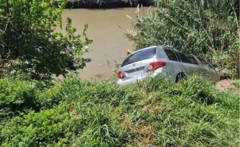 SAN LORENZO: UN COCHE FÚNEBRE TERMINÓ EN UNA BARRANCA CERCA DEL ARROYO