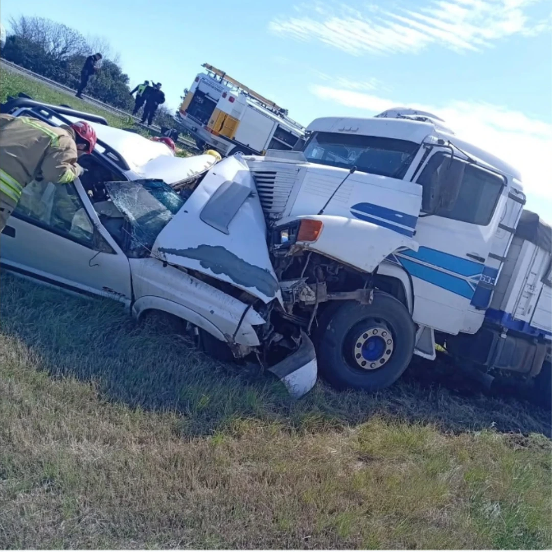 FUERTE CHOQUE FRONTAL EN LA RUTA 34 : BOMBEROS RESCATARON A UN HOMBRE ATRAPADO