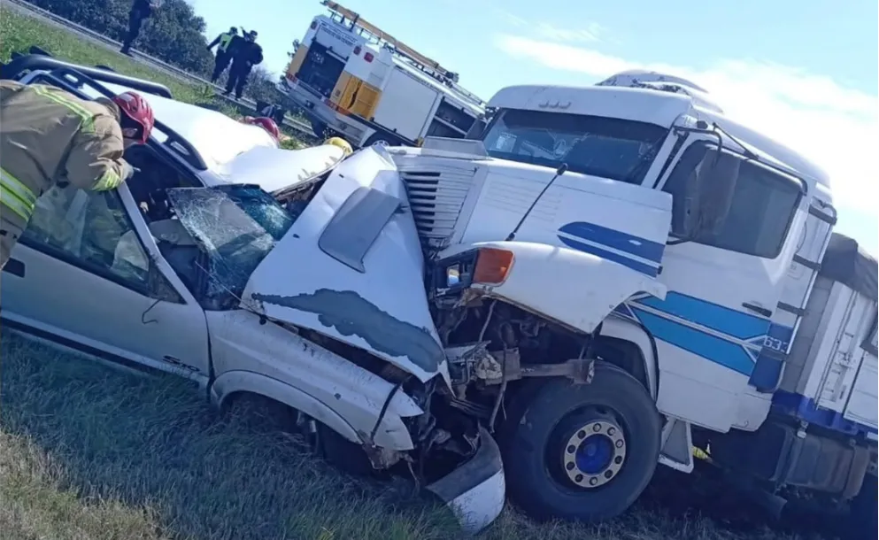 FUERTE CHOQUE FRONTAL EN LA RUTA 34 : BOMBEROS RESCATARON A UN HOMBRE ATRAPADO