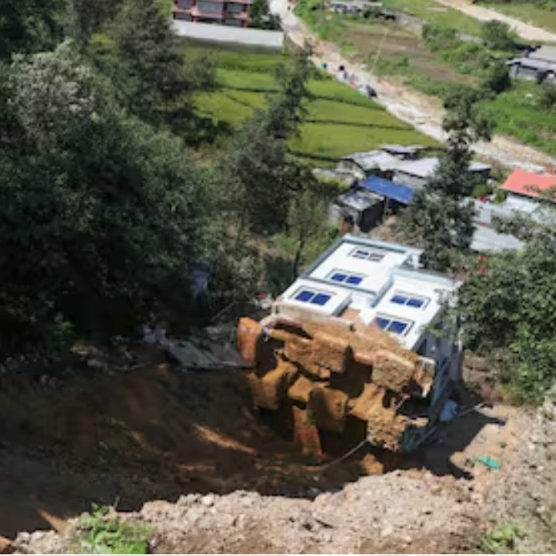 UNA PARTE DE UNA MONTAÑA COLAPSÓ EN MEDIO DE LAS FUERTES LLUVIAS EN NEPAL