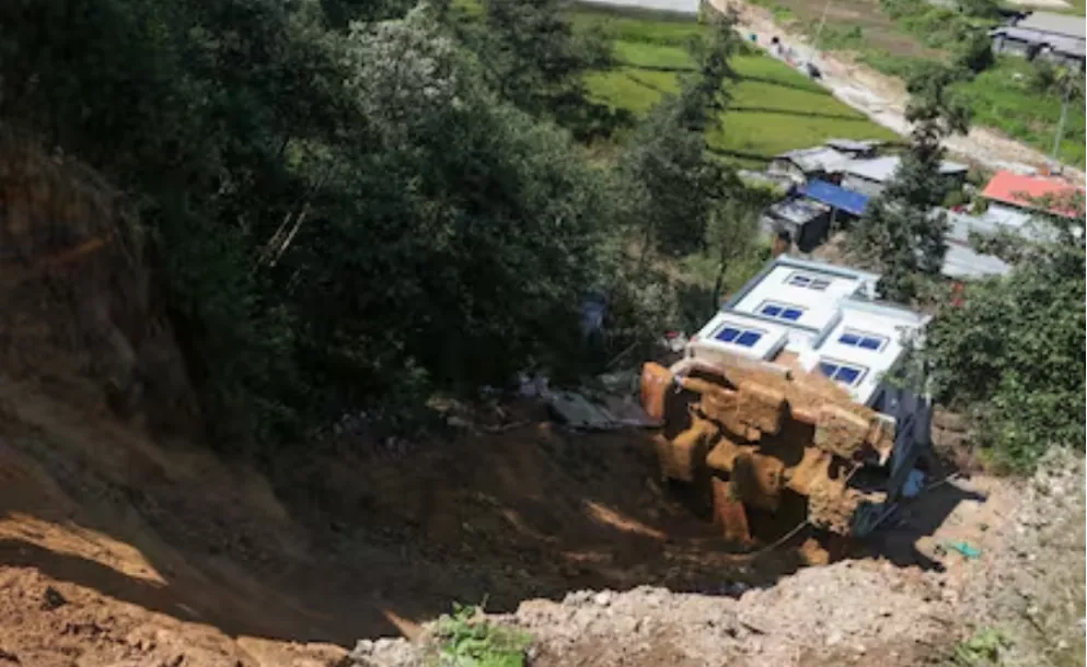 UNA PARTE DE UNA MONTAÑA COLAPSÓ EN MEDIO DE LAS FUERTES LLUVIAS EN NEPAL