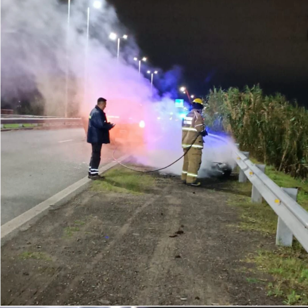 DIO POSITIVO EN ALCOHOLEMIA, ESCAPÓ Y TERMINÓ INCENDIANDO SU MOTO