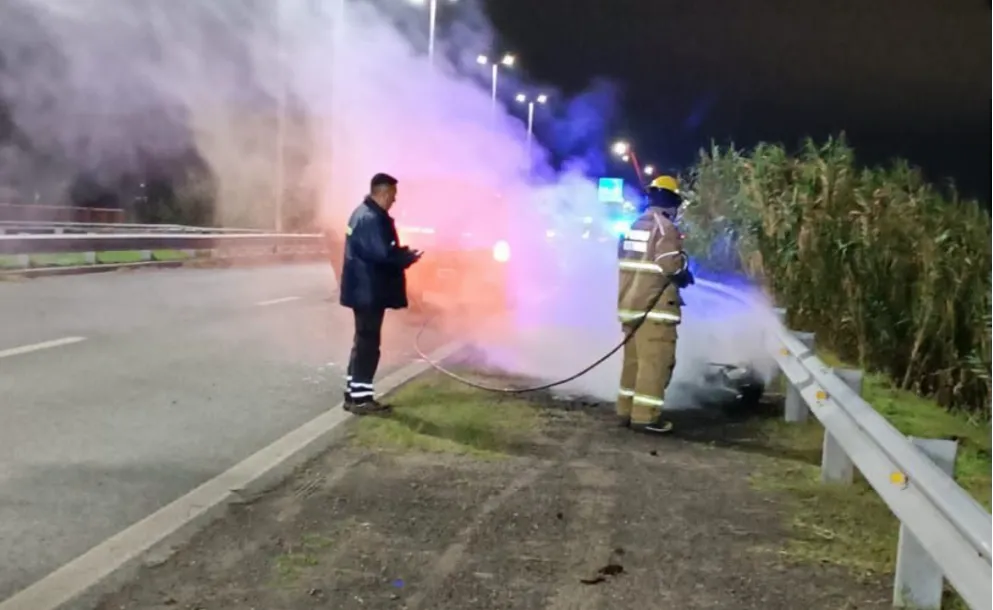 DIO POSITIVO EN ALCOHOLEMIA, ESCAPÓ Y TERMINÓ INCENDIANDO SU MOTO