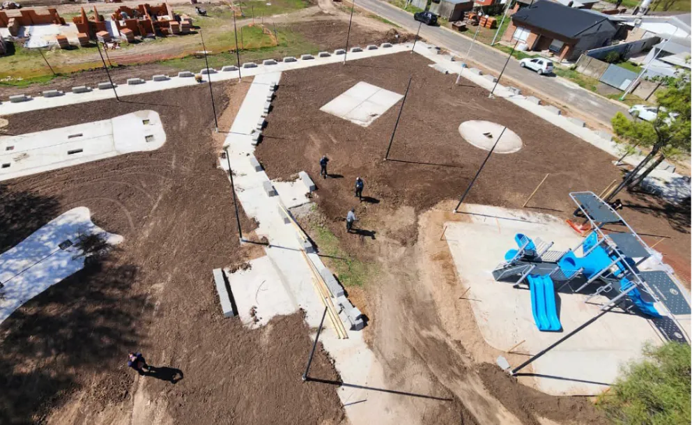 SAN JERÓNIMO: AVANZA LA NUEVA PLAZA TITA MERELLO SUMANDO JUEGOS, ILUMINACIÓN Y VEREDAS