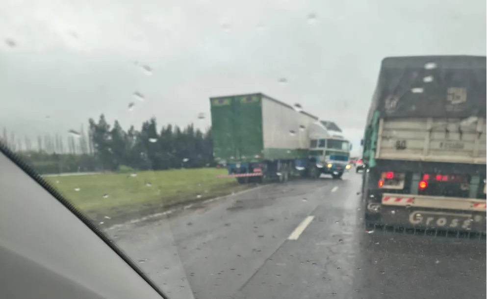 DESPISTE EN LA AUTOPISTA PROVOCÓ COMPLICACIONES EN LA MANO HACIA ROSARIO