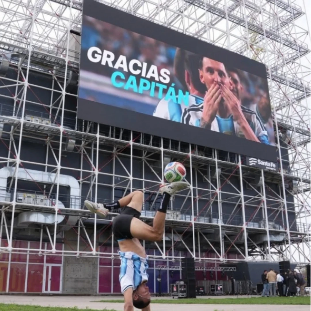 MESSI JUEGA SU ÚLTIMO PARTIDO CON ARGENTINA Y ROSARIO LO DESPIDE EN SU BARRIO