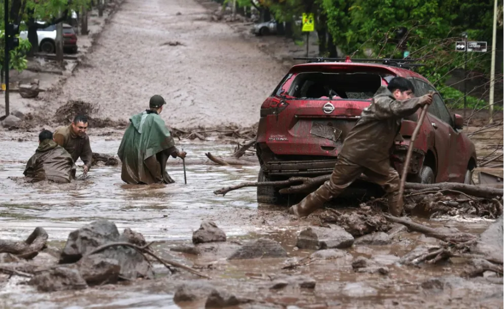 LAS INTENSAS LLUVIAS EN CHILE DESATARON UN ALUVIÓN EN LA REGIÓN METROPOLITANA
