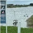 INDIGNACIÓN EN TIERRA DE SUEÑOS 3: ARRANCARON UN BANCO Y LO ARROJARON AL LAGO