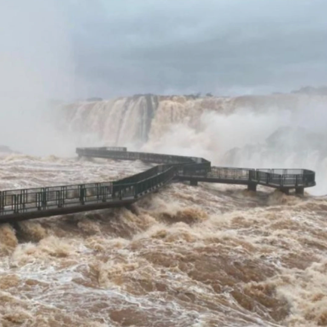 LA CRECIDA DEL RÍO OBLIGÓ A RESTRINGIR EL ACCESO AL PARQUE NACIONAL IGUAZÚ