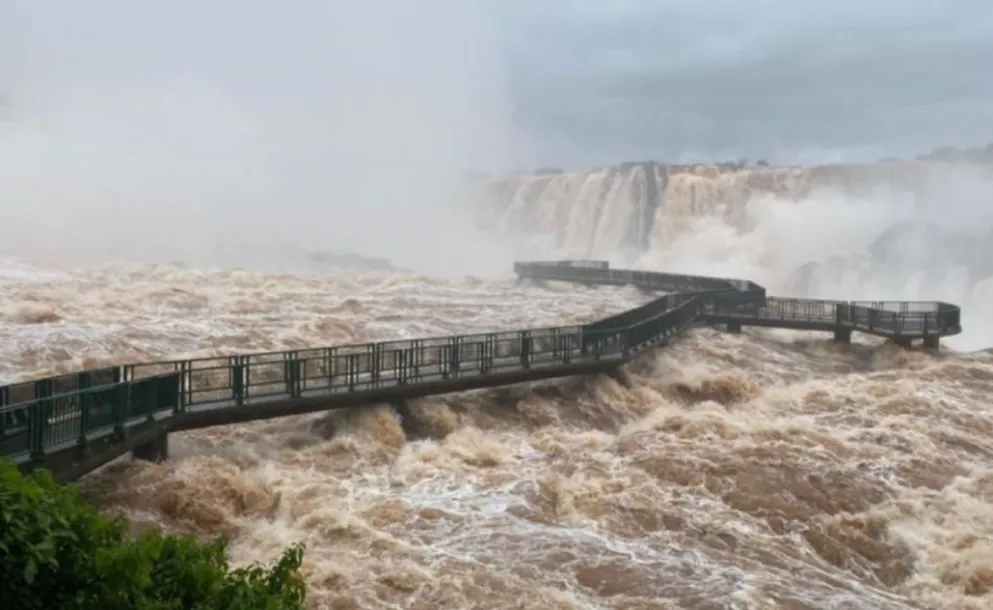 LA CRECIDA DEL RÍO OBLIGÓ A RESTRINGIR EL ACCESO AL PARQUE NACIONAL IGUAZÚ