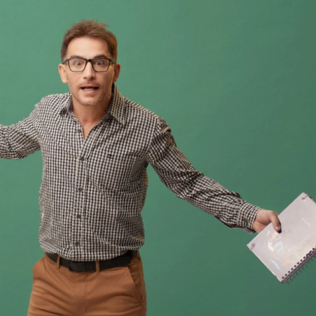JAVIER GUERRERO PRESENTA SU SHOW DE STAND UP "FUERZA PROFES" EN LA CASA DE LA CULTURA
