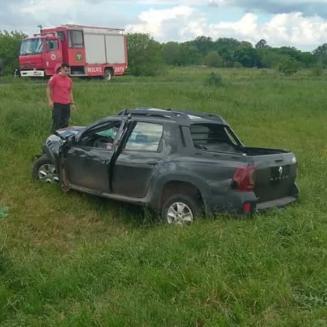 TRAGEDIA EN ROLDÁN: UNA MUJER MURIÓ EN UN CHOQUE ENTRE UNA PICK UP Y UN CAMIÓN