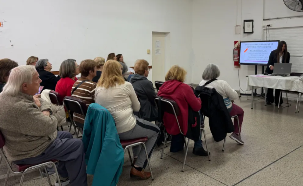 ESTAFAS DIGITALES: CAPACITARON A PERSONAS MAYORES PARA PROTEGER SUS DATOS EN INTERNET