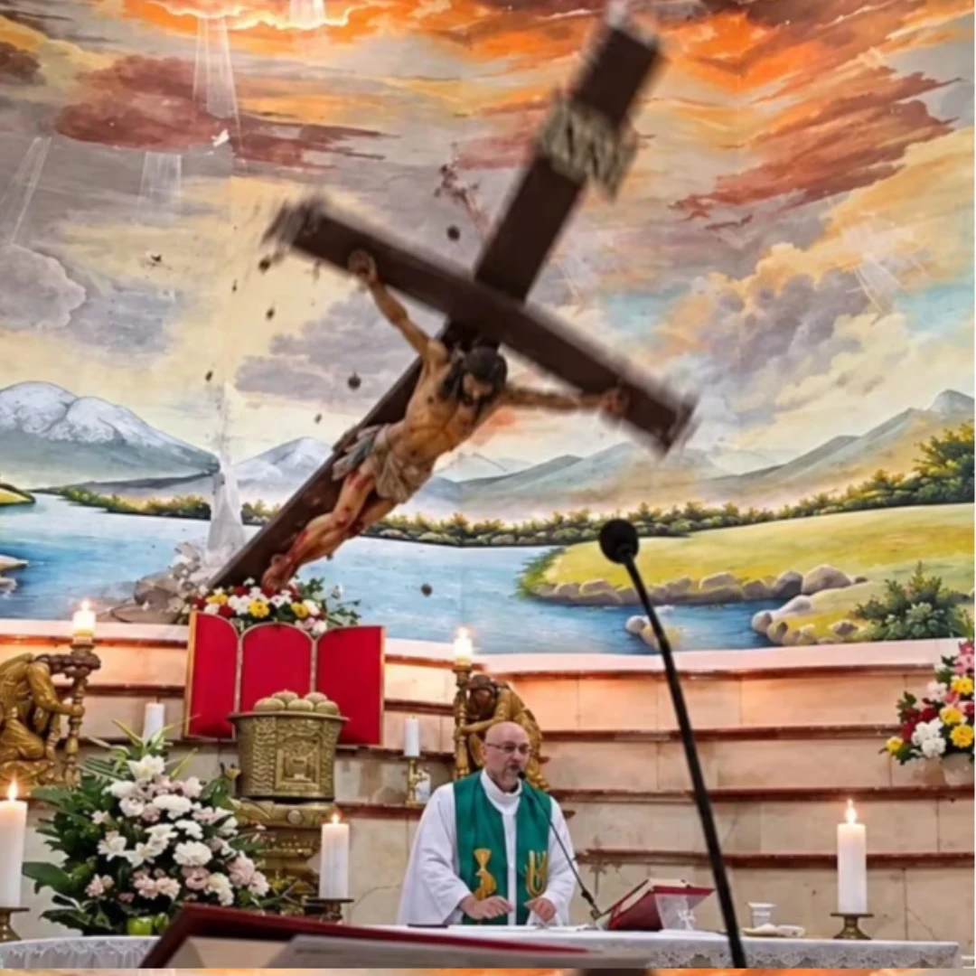 TRAGEDIA EN PLENA MISA: UN SACERDOTE MURIÓ AL CAERLE UNA CRUZ DE MADERA