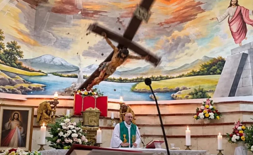 TRAGEDIA EN PLENA MISA: UN SACERDOTE MURIÓ AL CAERLE UNA CRUZ DE MADERA