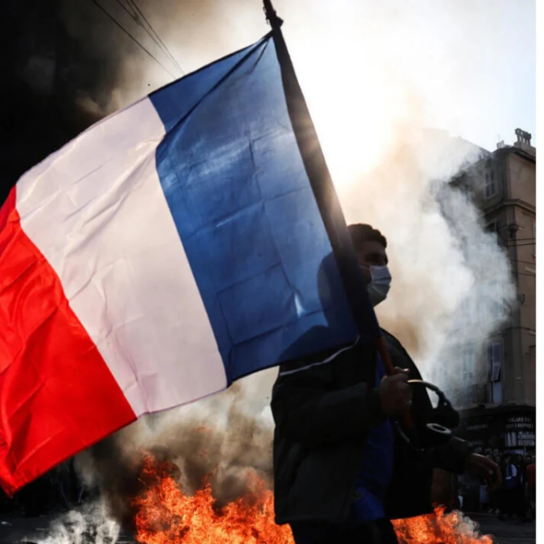 ESCALAN LAS PROTESTAS EN FRANCIA: ENFRENTAMIENTOS, INCENDIOS Y SAQUEOS EN VARIAS CIUDADES