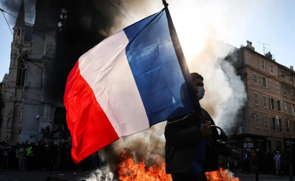 ESCALAN LAS PROTESTAS EN FRANCIA: ENFRENTAMIENTOS, INCENDIOS Y SAQUEOS EN VARIAS CIUDADES