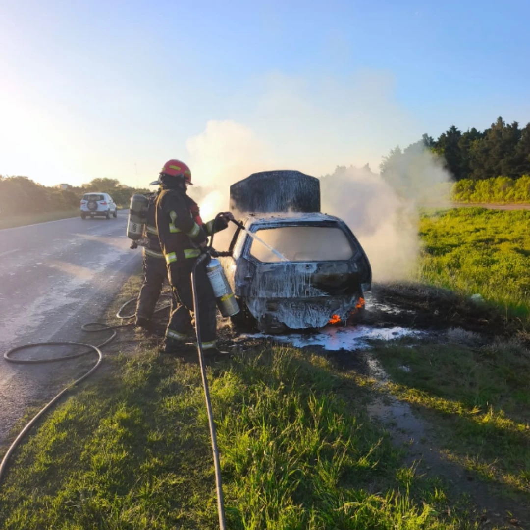 AUTO EN LLAMAS: LA RÁPIDA INTERVENCIÓN DE LOS BOMBEROS DE FUNES EVITÓ UNA TRAGEDIA MAYOR