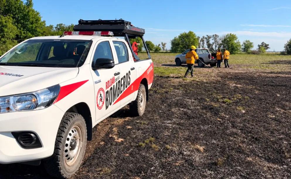 BOMBEROS DE ROLDÁN Y FUNES TRABAJARON EN UN INCENDIO EN LA AUTOPISTA ROSARIO-CÓRDOBA