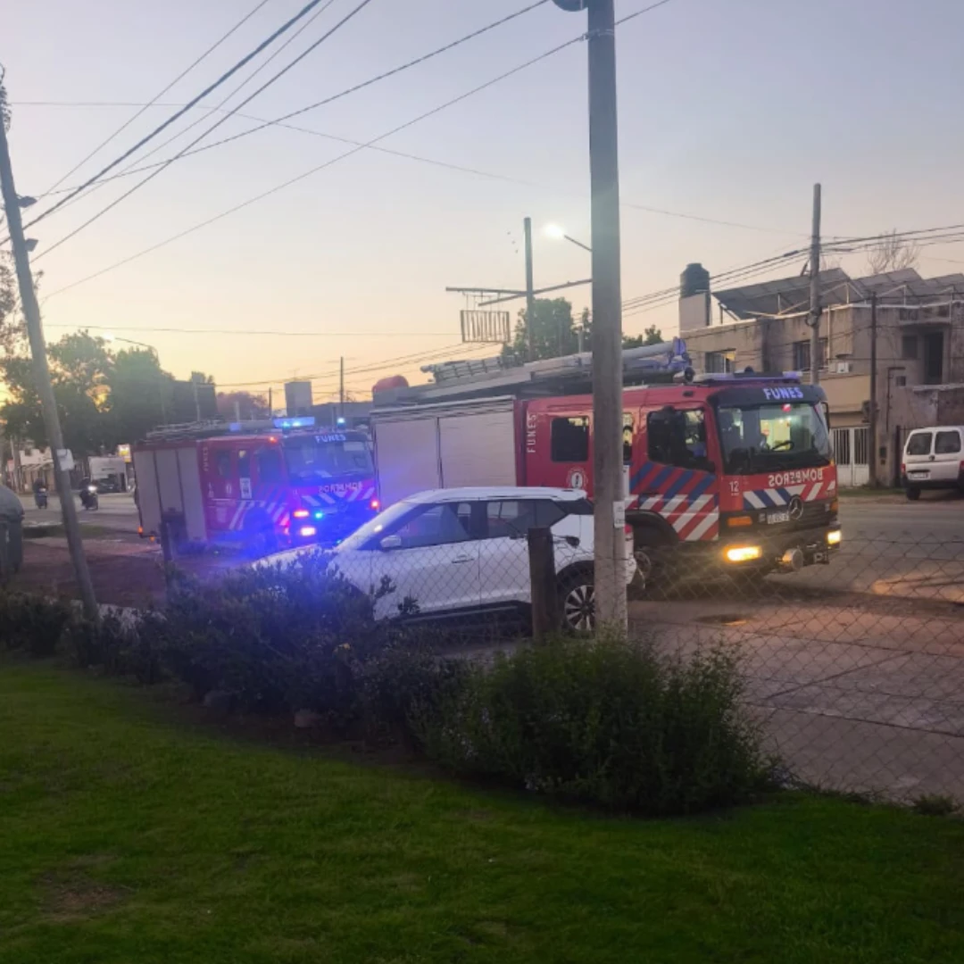 FUNES: BOMBEROS VOLUNTARIOS INTERVINIERON TRAS UNA EXPLOSIÓN EN UN RESTAURANTE