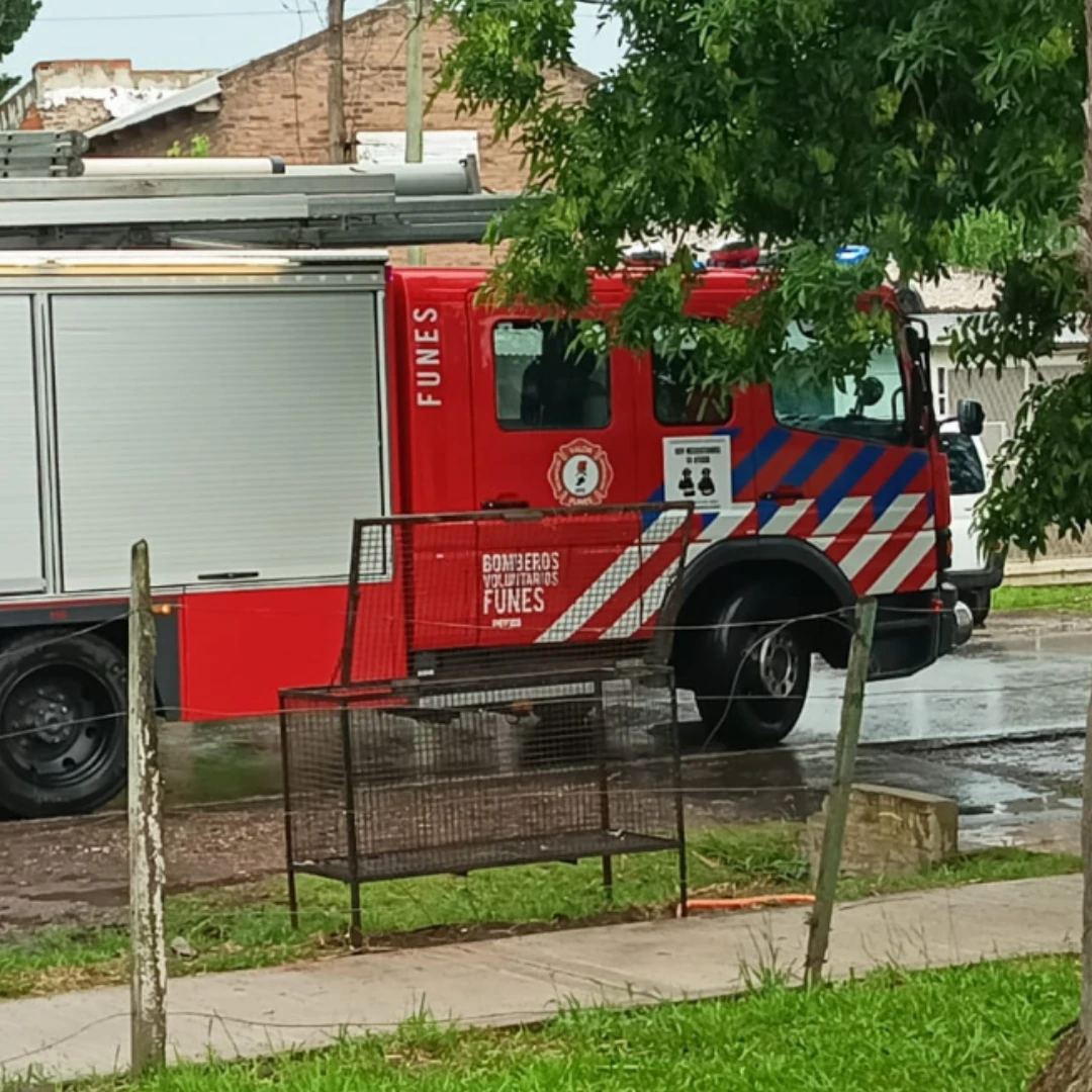 PRINCIPIO DE INCENDIO EN EL DISPENSARIO FAUST DE FUNES MOVILIZÓ A BOMBEROS Y PROTECCIÓN CIVIL