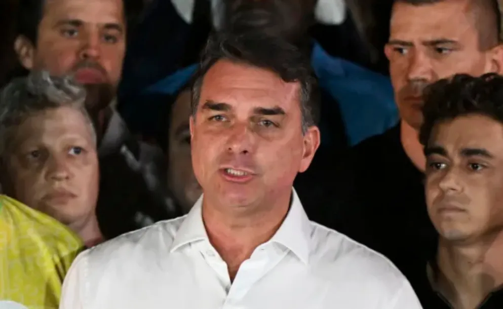 FLÁVIO BOLSONARO DENUNCIÓ PERSECUCIÓN POLÍTICA TRAS LA RETENCIÓN DE SUS PASAPORTES