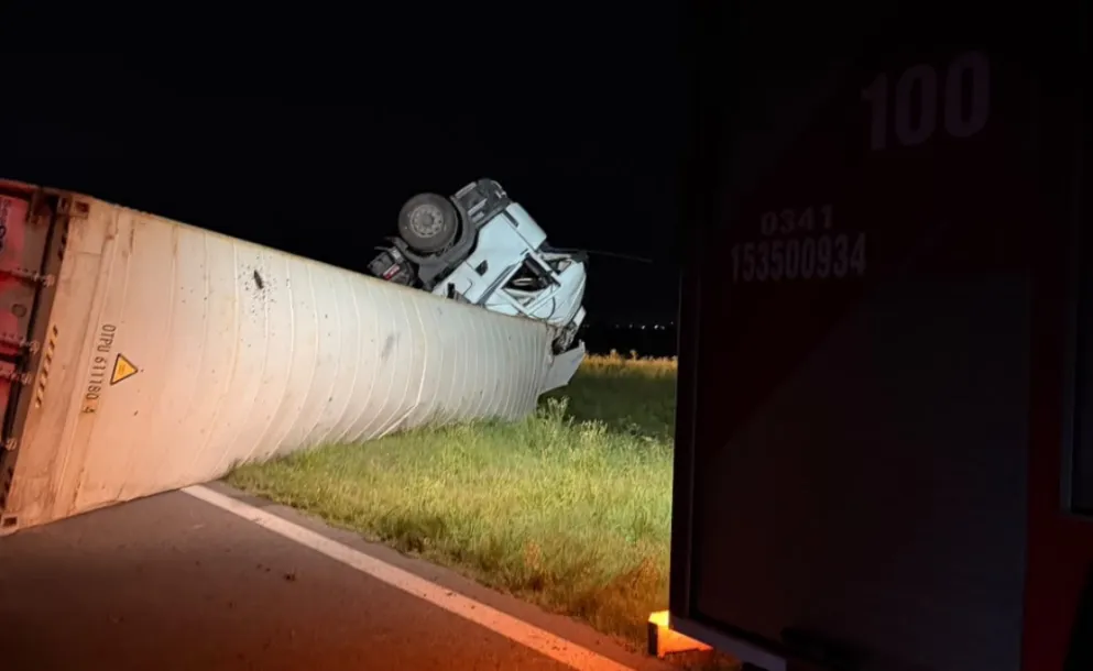 ACCIDENTE EN EL KILÓMETRO 324 DE LA AUTOPISTA: UN CAMIÓN QUEDÓ CON LAS RUEDAS HACIA ARRIBA