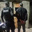 DE PELÍCULA: HUYÓ DE LA POLICÍA EN CONTRAMANO, CHOCÓ CONTRA LA IGLESIA Y TERMINÓ DETENIDO