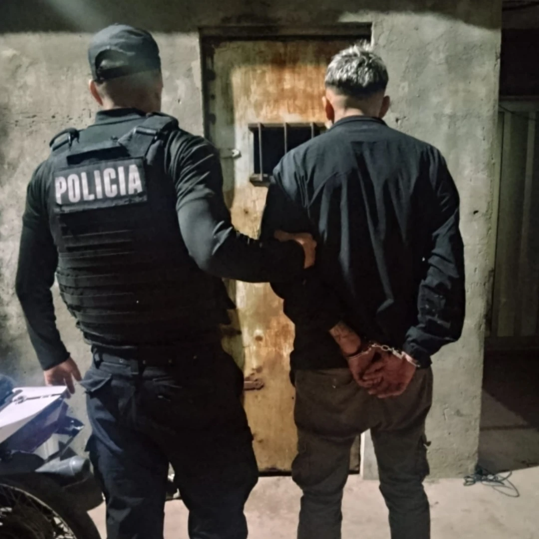 DE PELÍCULA: HUYÓ DE LA POLICÍA EN CONTRAMANO, CHOCÓ CONTRA LA IGLESIA Y TERMINÓ DETENIDO
