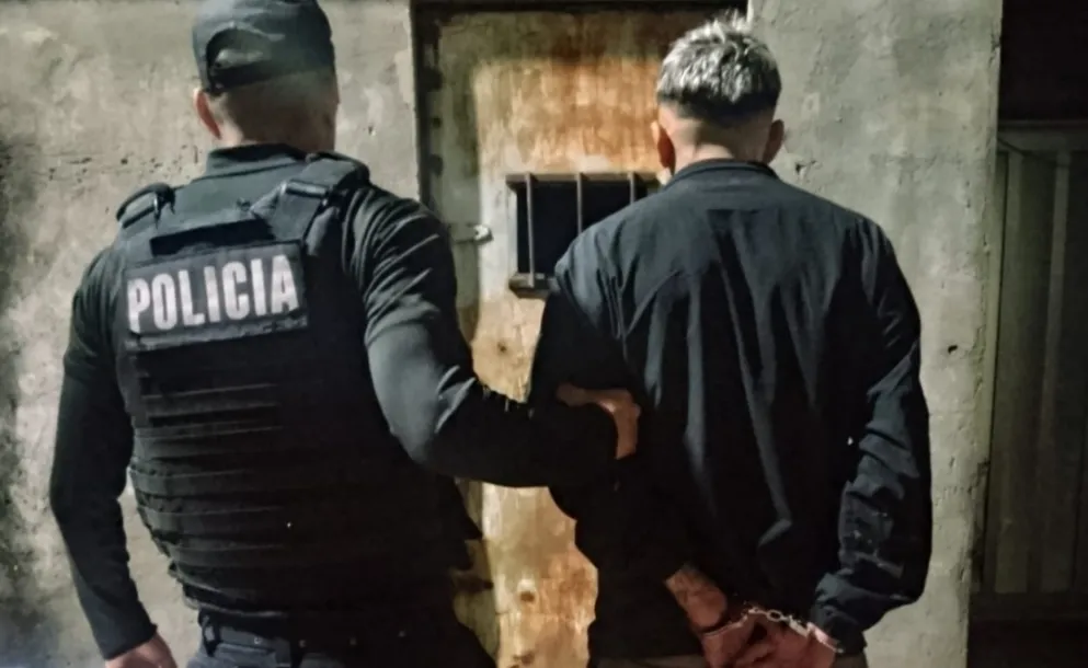 DE PELÍCULA: HUYÓ DE LA POLICÍA EN CONTRAMANO, CHOCÓ CONTRA LA IGLESIA Y TERMINÓ DETENIDO