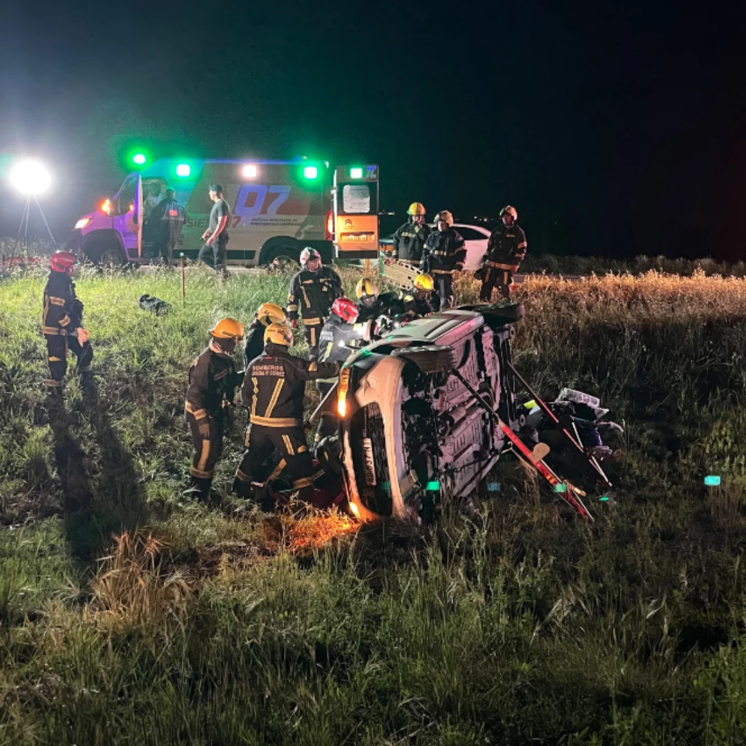 CUATRO MUJERES FUERON RESCATADAS Y TRASLADADAS TRAS UN GRAVE VUELCO EN LA AUTOPISTA
